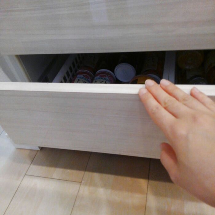 食品のストック収納、角度を変えて分かりやすく♪