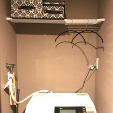 洗濯機上のデッドスペースを収納に変身!突っ張り棚活用術