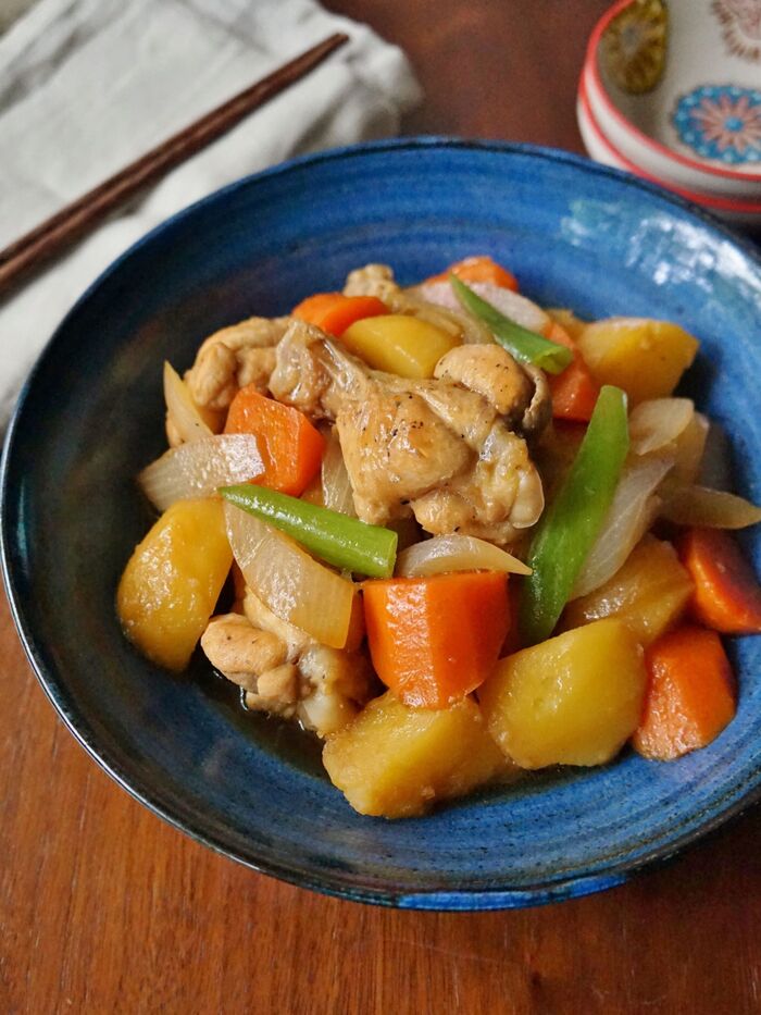 我が家の新定番!旨味たっぷり鶏手羽元の肉じゃが