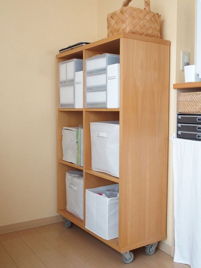 部屋奥の壁付けの家具