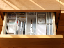 セリアのプラダンで解決♪引き出しのトレーが一発でズレなくなる方法