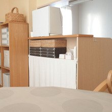 壁付けの家具はちょっとだけすき間を空けて収納スペースをゲット!