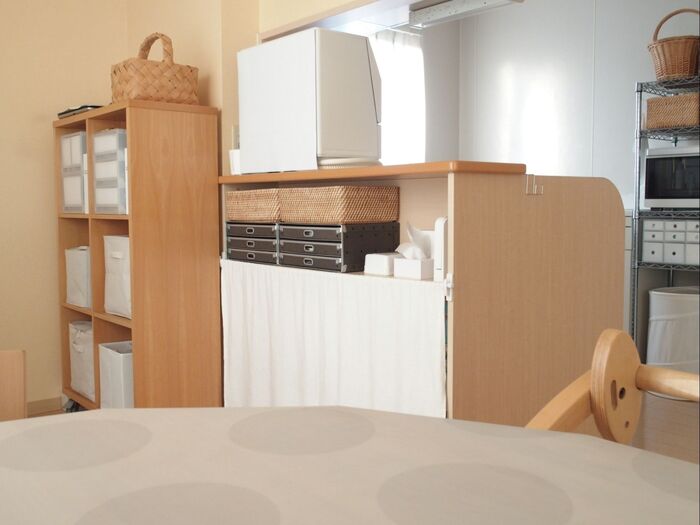 壁付けの家具はちょっとだけすき間を空けて収納スペースをゲット!