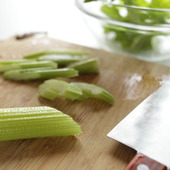 寿命ってどのくらい?まな板の買い替え時期の見極め方