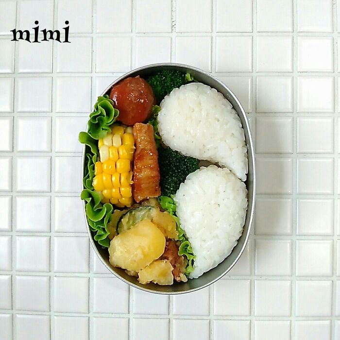 ③おにぎりを詰めます。