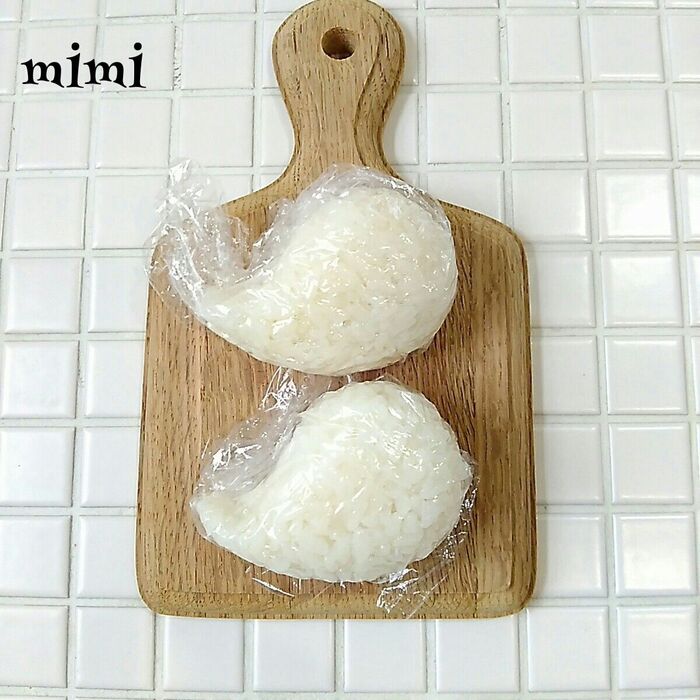 ①ベースのおにぎりを作る。