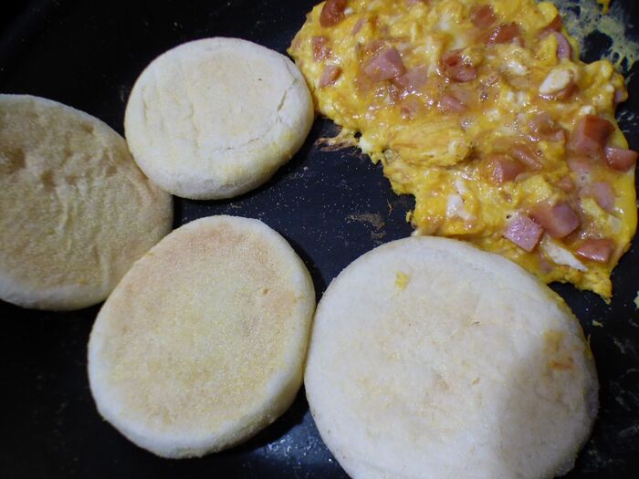 半分に切ったマフィンを焼く