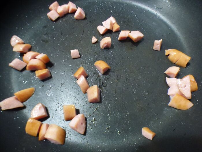 ソーセージを炒め油を出す。