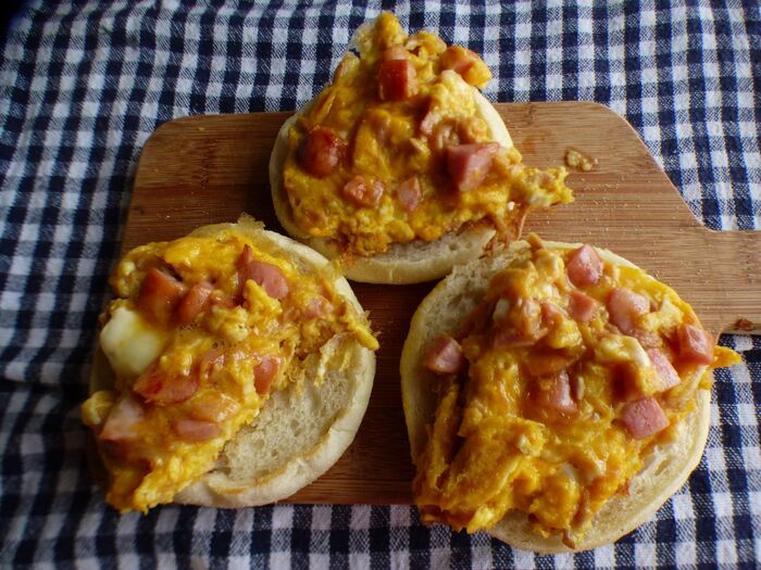 オムレツをマフィンに乗せる