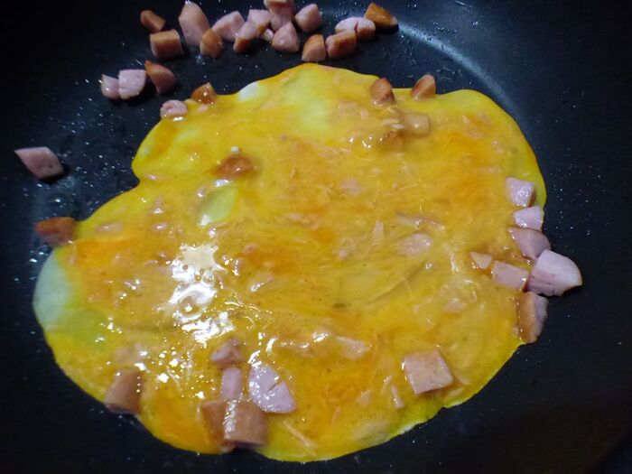 卵液いれてオムレツ作る