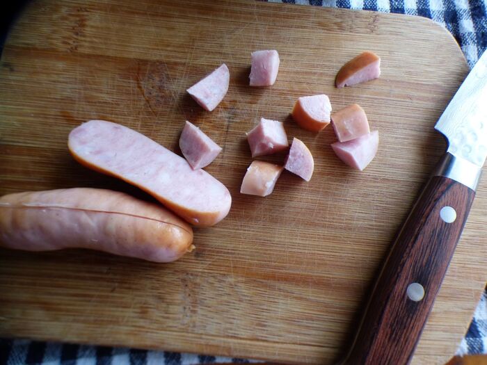 ソーセージをさいころ型に切る