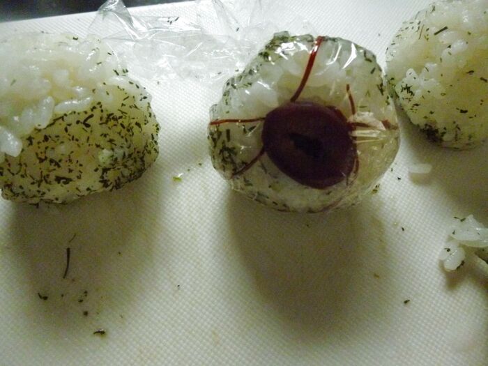 目玉おにぎりを作る。