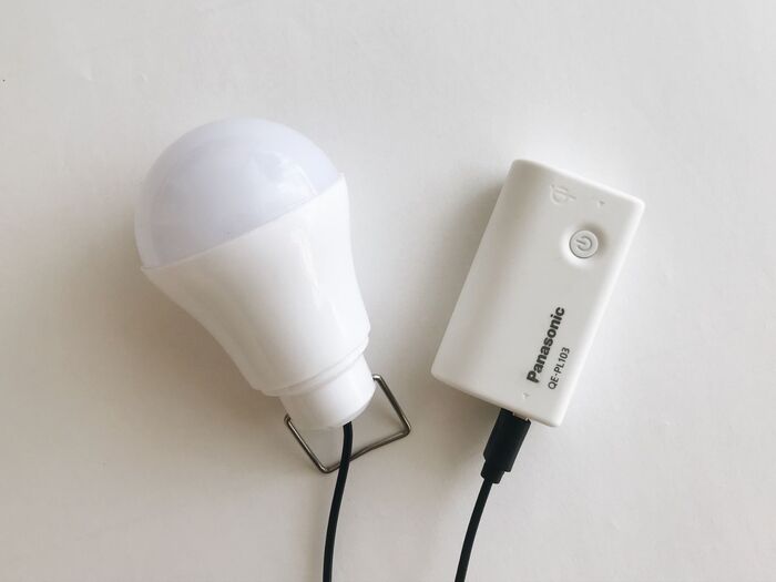 突然の停電対策に。108円照明+使わなくなったモバイルバッテリーの組み合わせがおすすめ