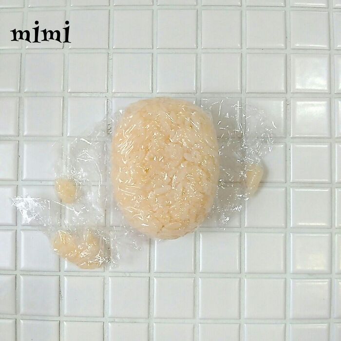 ①ベースのおにぎりを作る。