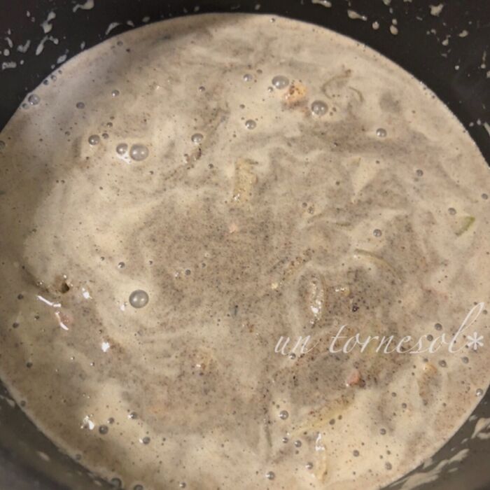 ④チーズを、かぼちゃやオバケなどに型抜きしてもOK!