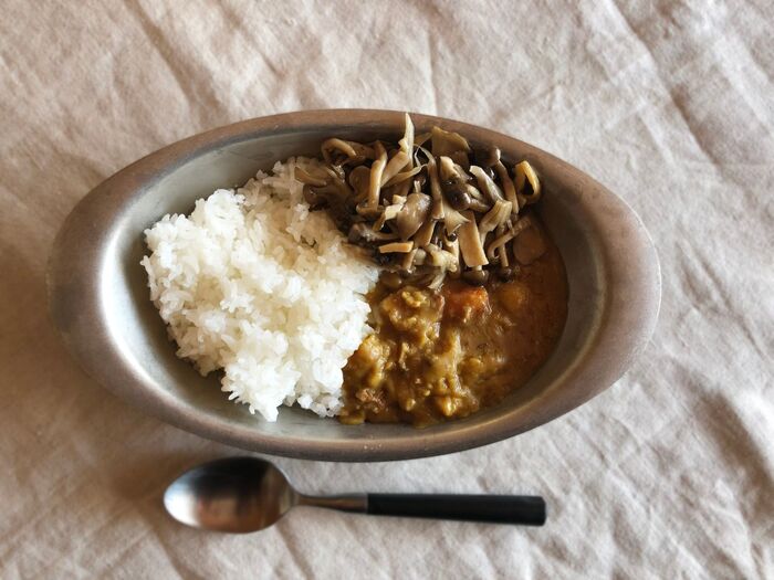 マリネしたきのこの酸味とカレーが相性抜群 秋の味覚を存分に味わうきのこ添えカレー