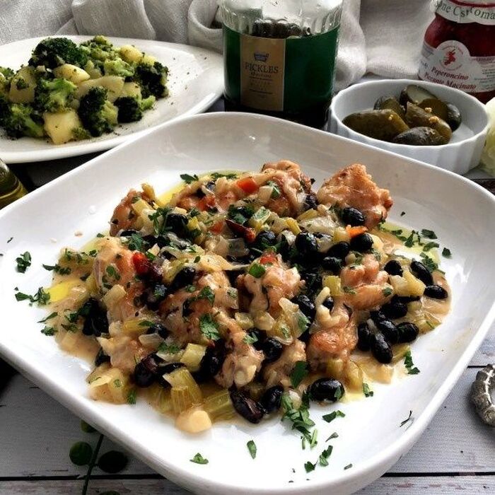鶏ウィングと黒豆のイタリア風煮込み!ピクルス風味