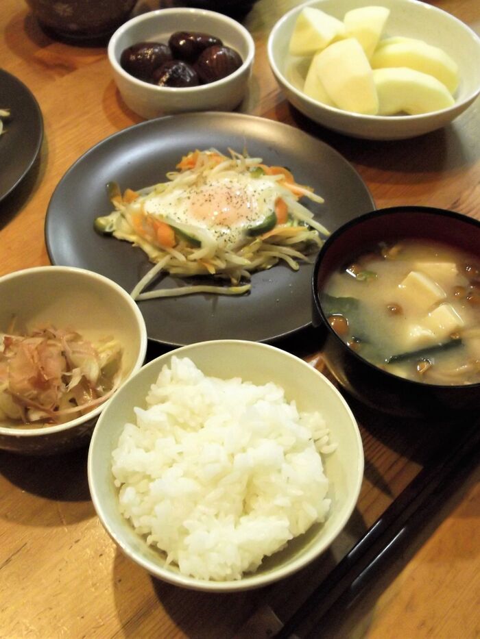 簡単で栄養満点♪週一回は登場!の巣ごもり卵メインの朝ごはん