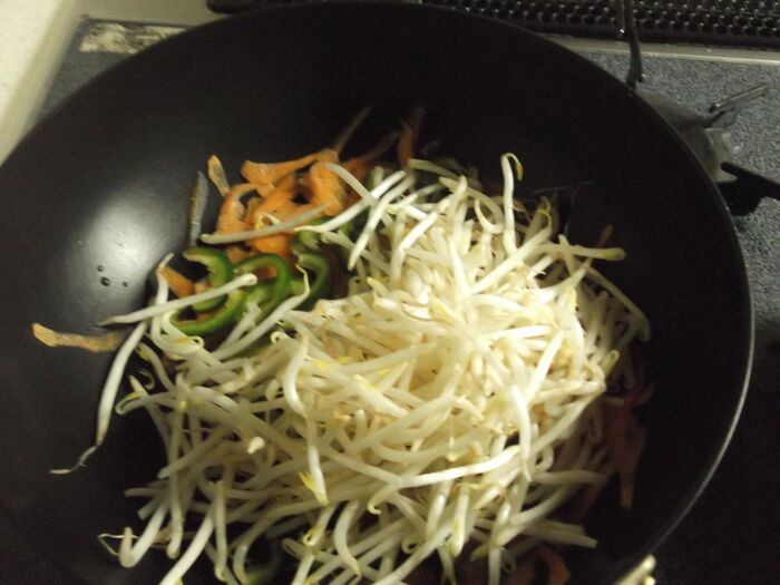 お味噌汁と同時進行で巣ごもり卵