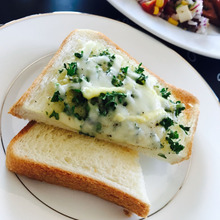 いつも脇役が主役になる!栄養価たっぷりのパセリチーズトーストで朝食を♬