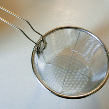 持ち手がたためる便利ザル♪