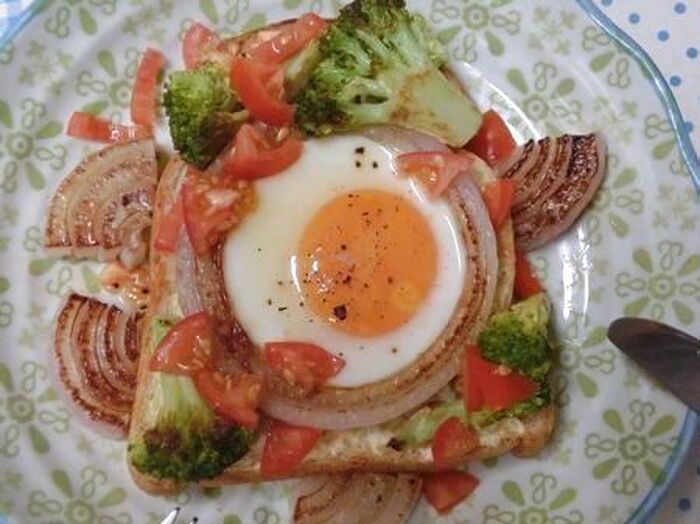 10分で朝ベジ♪ 焼き野菜と目玉焼きのせトースト