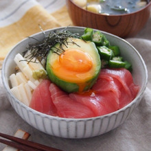 まぐろのアボたま丼。
