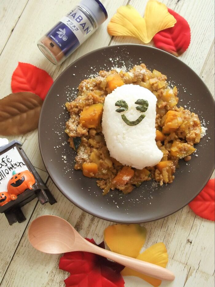 レンジ&フライパンで時短♪照り焼きハンバーグ風味のひき肉南瓜ごはんをハロウィンバージョンで