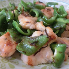 ピーマンが美味しすぎ♪ 鶏むね肉とピーマンのガリ塩昆布炒め