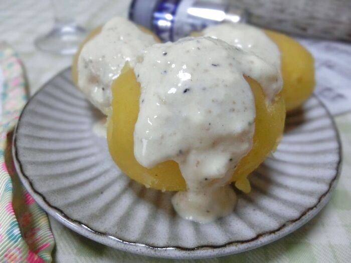ほくほく茹でじゃがに 美味シーザードレッシングをたっぷりかけて♪