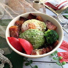 チリペッパーオイルでピリッと!アボカドベーコン&エッグ丼