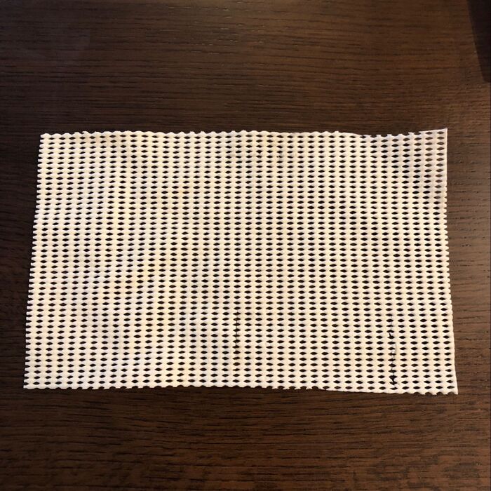 滑り止めシートをワイパーに合わせて切る。