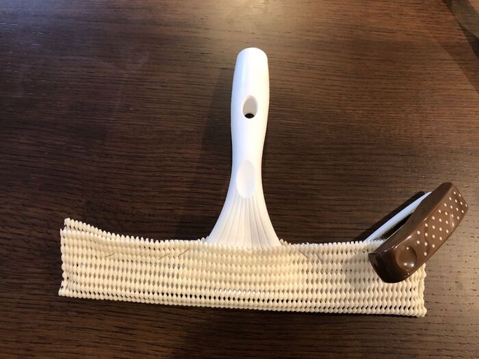 ワイパーにホッチキスで固定する。