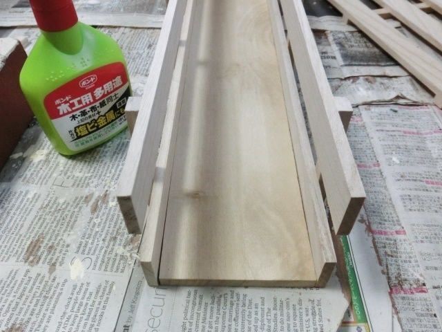 木板を挟むようにカットしたすのこ2つをボンド接着します。