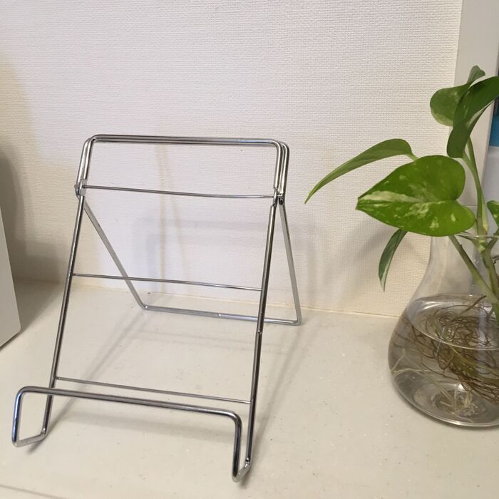 ¥100均で売っているレシピスタンド(ブック・タブレットスタンド)を準備。