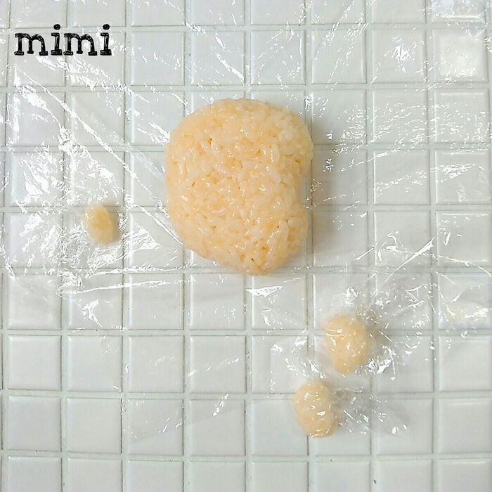 ①ベースのおにぎりを作る。