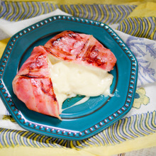 映える!肉巻きシリーズ!【カマンベールチーズの丸ごとベーコン巻き焼き】