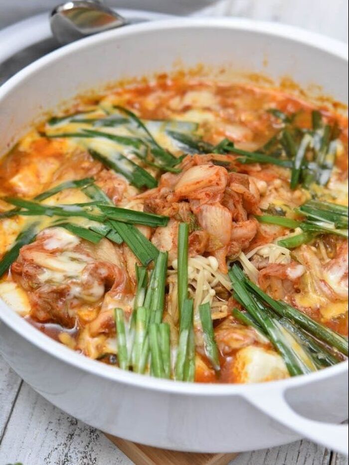 【レシピ】子どもでも食べやすいチーズでマイルド!「豚肉キムチーズ鍋」