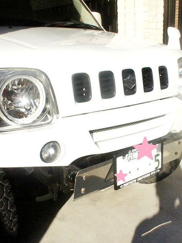 手軽に可愛くナンバープレートにフレーム装着