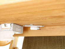 【セリア】マグネットで簡単!テーブル裏に文具を浮かせるズボラ収納で時短&掃除もラクに♪