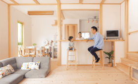 【ハウスビルダーとの家づくり】棟梁社長が山の木材市で 買いつけた木をたっぷり! 大工がコツコツ仕上げた ぬくもりあふれる家
