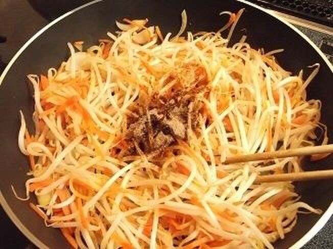 粉末ソースを入れて、