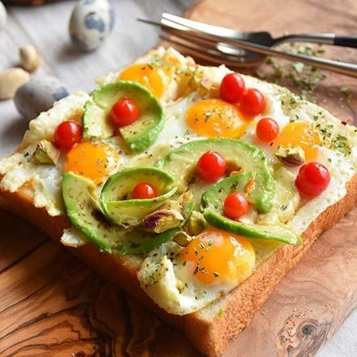 水玉♥アボたま♥オープンサンド【#朝ごパン #うずらの卵 #食パン】