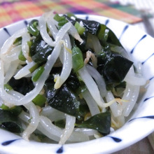 シンプルだけど抜群に美味しい♪ もやしとわかめの塩麹ナムル