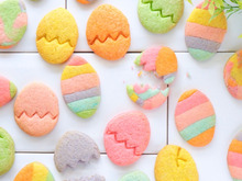 カラフルで楽しい!ホットケーキミックスで卵型クッキー