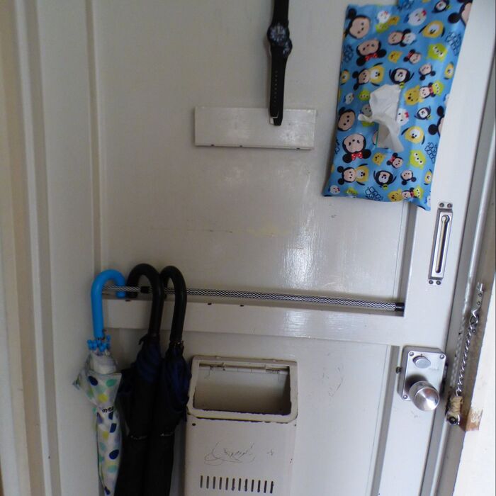 【収納】いつもギリギリの息子達に捧げる!つっぱり棒の傘置き場