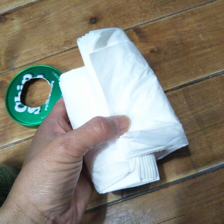 ティッシュをくるくるっとまるめて・・