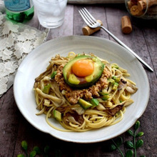 おひとり様ランチにも!アボたま納豆きのこスパゲッティ