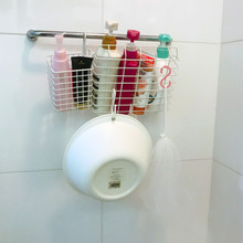 バスルームは吊り下げ作戦で水垢ゼロに? 100均のワイヤーバスケットに水切り&収納をお任せしよう!