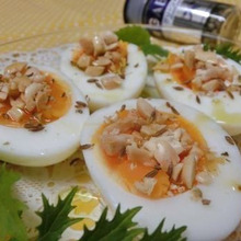スパイシーナッツのせ☆ 半熟たまごのカナッペ